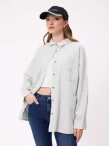 Gorra con visera de estilo urbano, color negro con detalles en verde en la parte inferior de la visera y bordado frontal con el logo de la marca.