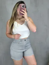 Short de tiro alto con estampado de rayas verticales en blanco y negro.