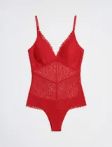 Body rojo de encaje con breteles finos regulables, busto sin aro y con forro interno.