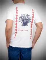 Remera blanca de algodón con corte oversize. Estampado en la espalda con una concha de mar azul, la frase "Summer time" en letra cursiva roja y dos líneas verticales con rombos rojos a los costados.