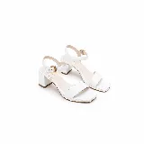 Sandalia de cuero blanco con tiras delicadas, taco ancho bajo de 3 cm y pulsera ajustable al tobillo con hebilla dorada.