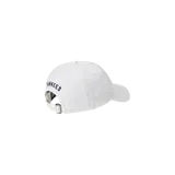Gorra blanca estilo dad hat de la colaboración entre Polo Ralph Lauren y New York Yankees. Cuenta con el logotipo bordado de los Yankees en azul marino en el frente, el logo de New Era en el lateral y la firma de Ralph Lauren bordada en el ala.