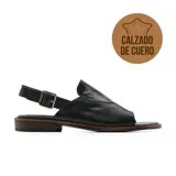 Sandalia de cuero color negro, diseño plano con tira ajustable en el talón mediante hebilla metálica y empeine cerrado con apertura en la puntera.