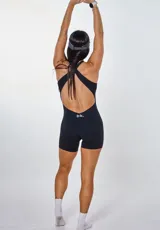 Catsuit deportivo negro con escote halter y cordones ajustables en el frente.