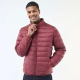 Anorak ligero acolchado de diseño liso, con cuello alto y cierre frontal de cremallera. Presenta un acabado capitoné horizontal y puños elásticos.