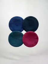 Boina unisex de paño en color azul marino, azul francia, verde esmeralda y fucsia.