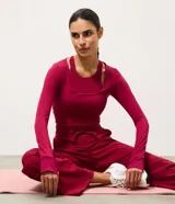 Blusa cropped deportiva femenina Get Over, confeccionada en microfibra de poliamida y elastano, de color fucsia, con escote cuadrado, manga larga y puños con abertura para pulgar.