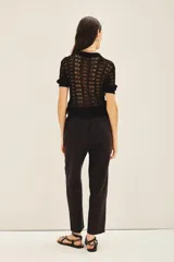 Pantalon de corte recto confeccionado en mezcla de liocel y lino, con cintura elastizada y bolsillos laterales.