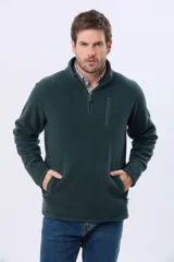 Buzo de polar con cuello alto y cierre frontal parcial. Cuenta con bolsillos laterales con cierre y un bolsillo vertical en el pecho. Diseño de manga larga y ajuste cómodo.