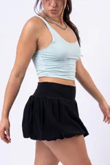 Minifalda blanca de corte globo con cintura elastizada.