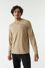 Remera manga larga color beige con cuello redondo y estampado frontal con la frase 'Lost Minds Unlimited Freedom'.