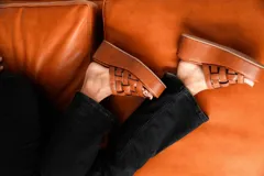 Sandalias de cuero Agnès Lenoble con plataforma plana y suela de madera, capellada con tiras doradas entrelazadas.