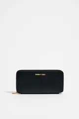 Billetera negra de piel sintética con textura granulada, cierre de cremallera con tirador dorado, monedero y tarjetero interior. Logo "BIMBA Y LOLA" estampado en dorado en el exterior.