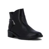 Bota de cuero negro de caña baja, con elástico lateral y aplique metálico decorativo.