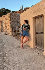 Falda corta de denim azul con diseño globo y cintura elástica.