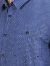 Camisa azul con micro estampado, de manga larga y corte clásico.