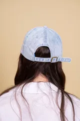 Gorra de visera color rosa.