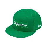 Gorra tipo cap de la colaboración entre Supreme y New Era, color verde con el icónico logo rectangular bordado en el frente y logo de New Era en el lateral.