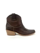 Bota texana corta de cuero color marrón chocolate, con taco de madera y bordados decorativos en el empeine.