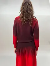 Sweater de lana merino color marrón con cuello redondo y mangas largas.