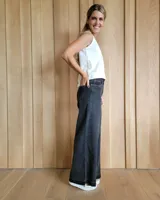 Pantalón de jean estilo wide leg con costuras verticales frontales, tiro alto y bolsillos laterales.