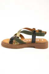 Sandalias planas de cuero con suela track marrón y tiras cruzadas en el empeine con diseño texturizado en tonos verde, negro y animal print de serpiente, además de una tira ajustable al tobillo con hebilla metálica.