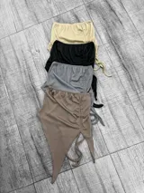 Top strapless con frunce lateral y tiras ajustables.