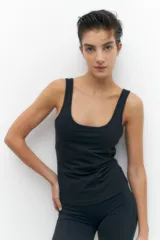 Musculosa deportiva negra de lycra con espalda deportiva.