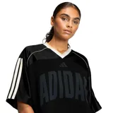 Remera deportiva Adidas de corte cropped, confeccionada en tejido de malla negro. Presenta cuello en V con detalles en blanco y beige, mangas cortas con las icónicas tres tiras blancas y el logo de la marca estampado en el frente.