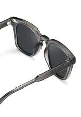 Lentes de sol con armazón de acetato biodegradable en color ámbar translúcido y diseño cuadrado ligeramente extragrande. Cuentan con lentes oscuros con protección UV 400.