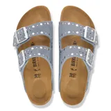 Sandalias Birkenstock modelo Arizona Rivet, de dos correas en gamuza color celeste "Stone Blue", decoradas con tachas metálicas plateadas y hebillas ajustables. Plantilla de corcho y suela de goma antideslizante.