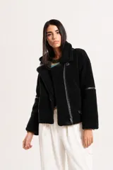 Campera tipo gamulán de textura de corderito sintético en color negro, con cierre frontal cruzado y detalles de terminaciones en cuero sintético.