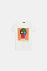 Camiseta blanca de manga corta y cuello redondo, de corte regular con estampa frontal artística y colorida de un rostro estilo abstracto.