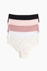 Pack de cinco bombachas tipo hipster de algodón, con ribetes de encaje en la cintura y las piernas. Incluye un modelo negro, uno rosado claro, uno rosa oscuro, uno blanco y uno de fondo blanco con estampado floral delicado.