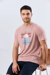 Remera blanca de manga corta y cuello redondo, con estampa frontal inspirada en el mar y atardeceres de verano con la inscripción 'Travel. Beach. Repeat.' y 'Legacy'.