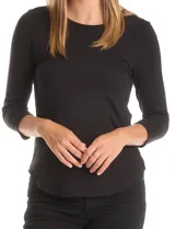 Remera básica de modal con cuello redondo a la base y mangas tres cuartos.
