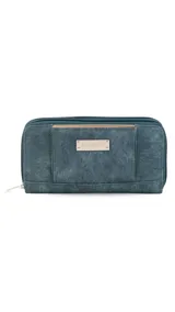 Billetera larga de diseño combinado en tonos terracota y beige, confeccionada en material sintético con textura tipo gamuza y lisa. Cuenta con cierre perimetral, solapa frontal con broche a presión y visor para documentos, además de múltiples compartimentos internos para tarjetas, billetes y monedero con cierre.