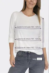 Remera de tejido fino con cuello redondo y mangas tres cuartos. Presenta un diseño minimalista y versátil, confeccionado en una mezcla suave de viscosa, angora y lana, con una caída natural que se adapta al cuerpo.