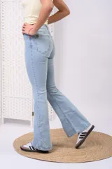 Pantalón de denim celeste claro, de tiro alto y silueta ajustada en caderas y muslos con bota acampanada.