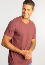 Camiseta de cuello redondo en algodón pima color bordó, con diseño básico y corte recto. Presenta un pequeño logo bordado al tono en el pecho.