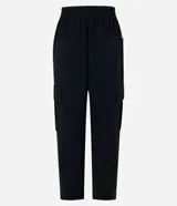 Pantalón negro de crepé con corte carrot, cintura alta con elástico en la parte trasera y lazo en la delantera, bolsillos delanteros con detalle metalizado y bolsillos cargo laterales.