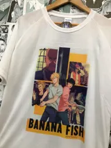 Remera blanca de poliéster con estampado sublimado de personajes del anime Banana Fish.