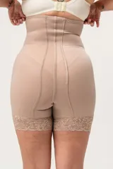 Body modelador color piel, con breteles desmontables, terminación de puntilla en pierna con efecto antideslizante y refuerzos laterales. Ideal para post-lipoaspiración o para modelar la figura.