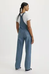 Jardinero de denim celeste con corte recto, bolsillos delanteros y traseros, y tirantes ajustables con hebillas metálicas.