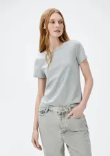 Remera verde claro de algodón, de corte clásico y mangas cortas.