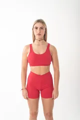 Top deportivo de escote redondo y diseño minimalista, con copas removibles y ajuste al cuerpo.