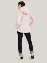 Campera puffer rosa claro con capucha, cierre frontal con cremallera dorada, bolsillos laterales con cierre y logo bordado en el brazo.