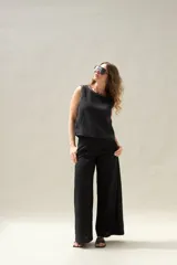 Top de lino color mostaza, sin mangas, con escote redondo y silueta holgada.
