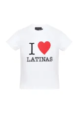 Remera blanca de algodón con mangas cortas y cuello redondo. Estampado frontal con la frase "I ❤️ Latinas" en color negro y rojo.