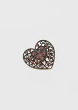 Anillo de aleación de metales color bronce, con forma de corazón calado y detalles de strass color rosa.